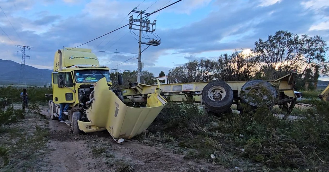 Tráiler vuelca al evitar choque sobre la carretera Saltillo-Zacatecas 