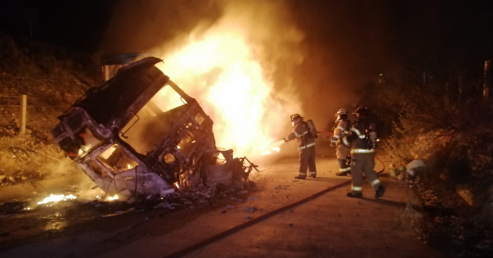 Tráiler vuelca y se incendia; conductor pierde la vida tras sufrir quemaduras en el 90% de su cuerpo