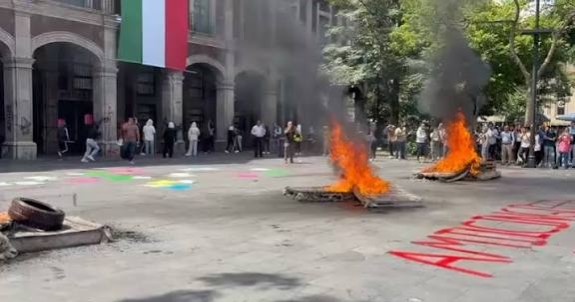 Normalistas de Amilcingo protestan frente a Palacio de Gobierno en Cuernavaca