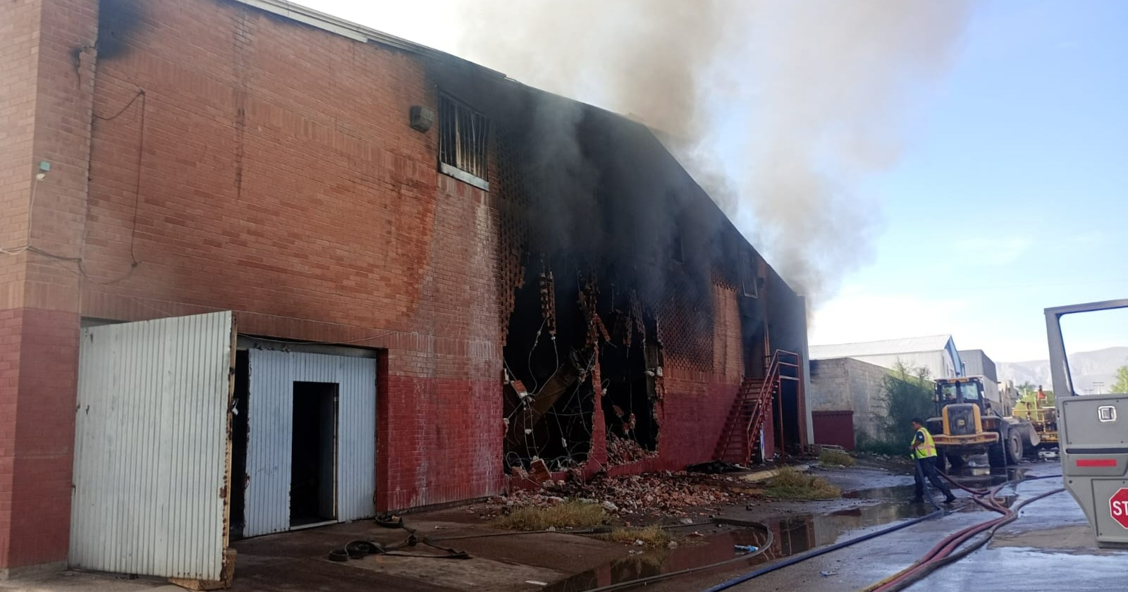 Incendio en Mall Chino moviliza a cuerpos de emergencia en Torreón