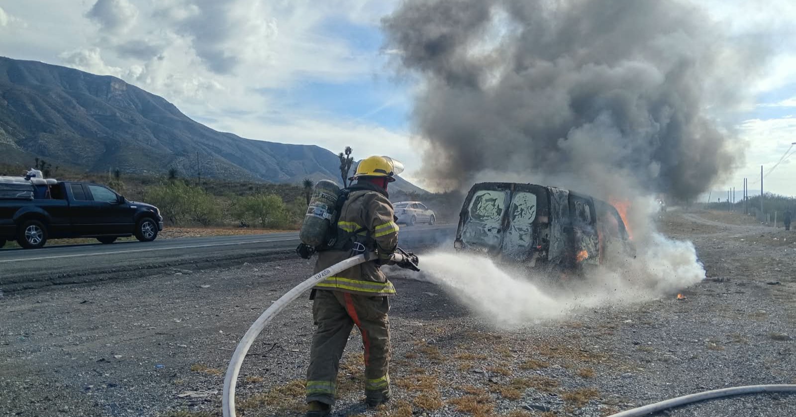 Se incendia vehículo en la carretera Monterrey-Saltillo