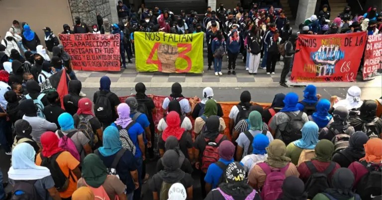 Padres de los 43 normalistas de Ayotzinapa protestan en la CNDH