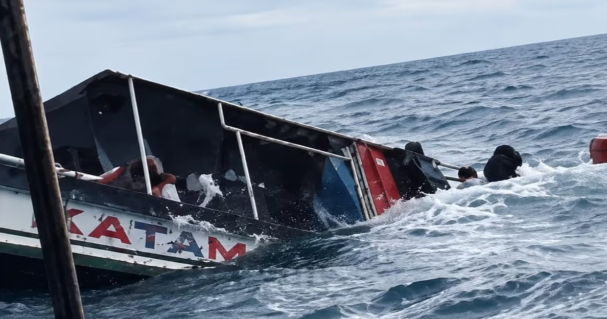 Pánico en Colombia: Vuelca lancha con turistas en playa de Santa Marta