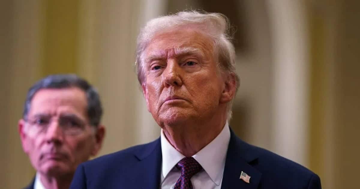 Trump critica liberación de sospechosos de presunto plan contra base aérea en Reino Unido