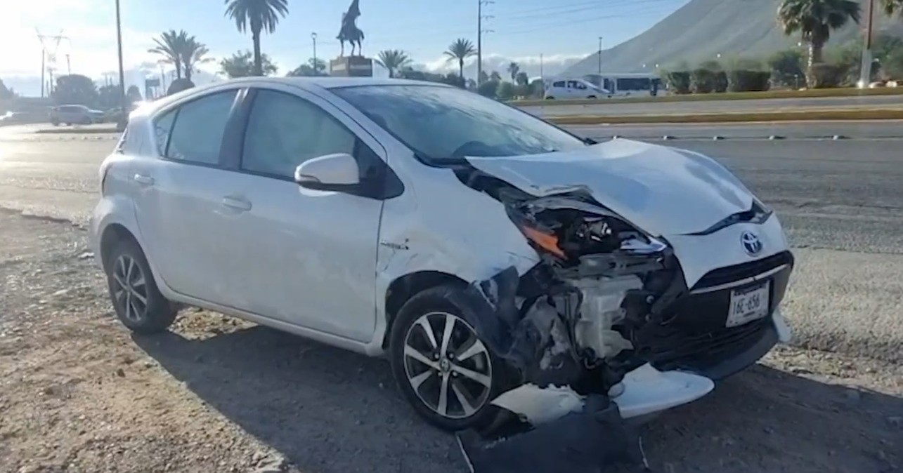 Sale de gasolinera y provoca choque en periférico LEA
