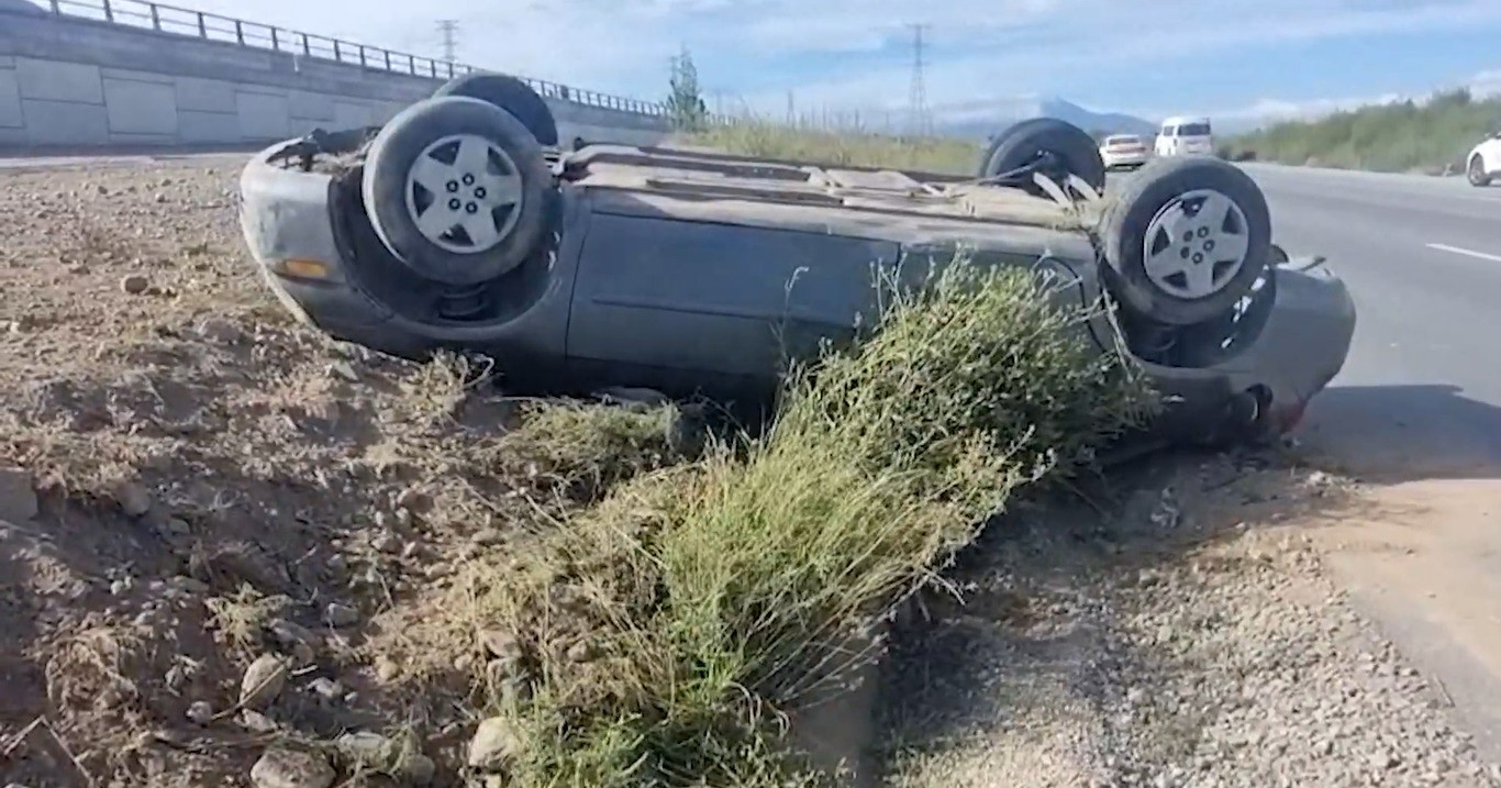 Joven vuelca tras presunta invasión de carril en carretera a Zacatecas