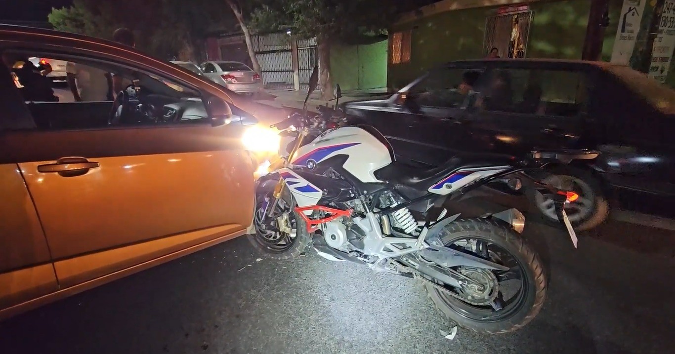 Da vuelta en “U” y provoca accidente con motociclista en Saltillo