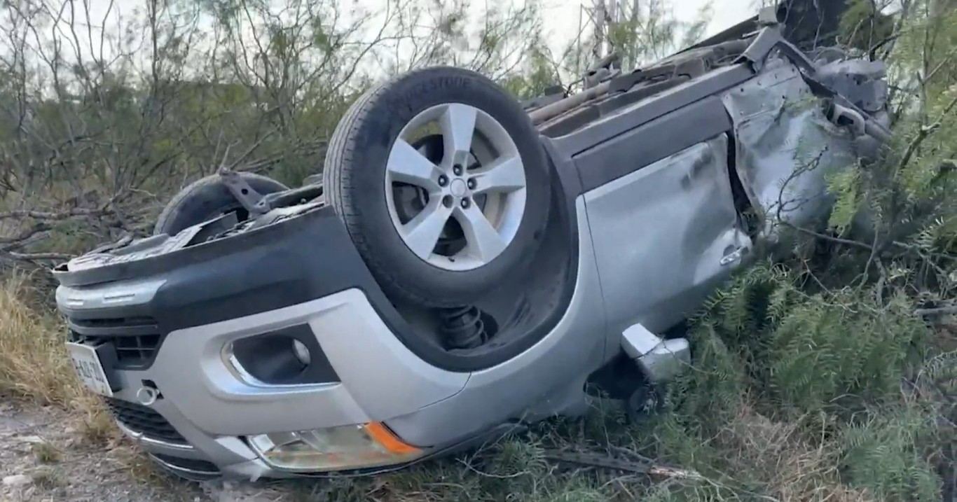 Tráiler impacta camioneta y provoca volcadura en la Monterrey-Saltillo