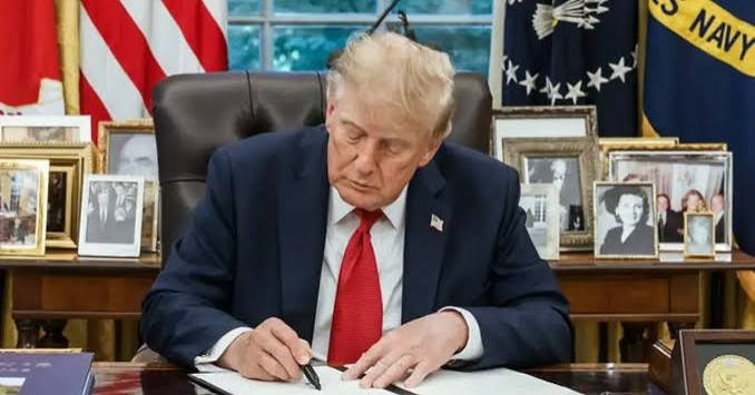 Trump firma decreto para renombrar a la Inteligencia Artificial como 'superinteligencia'