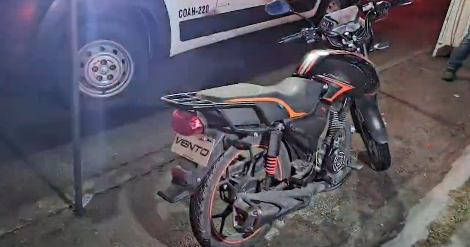 Pavimento mojado provoca derrape de motociclista en Col. El Salvador