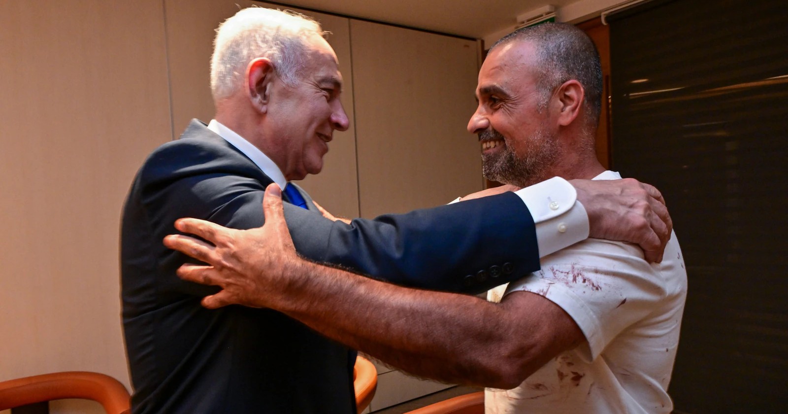 Netanyahu recibe como héroe a pasajero que sometió a copiloto en vuelo de Flydubai 