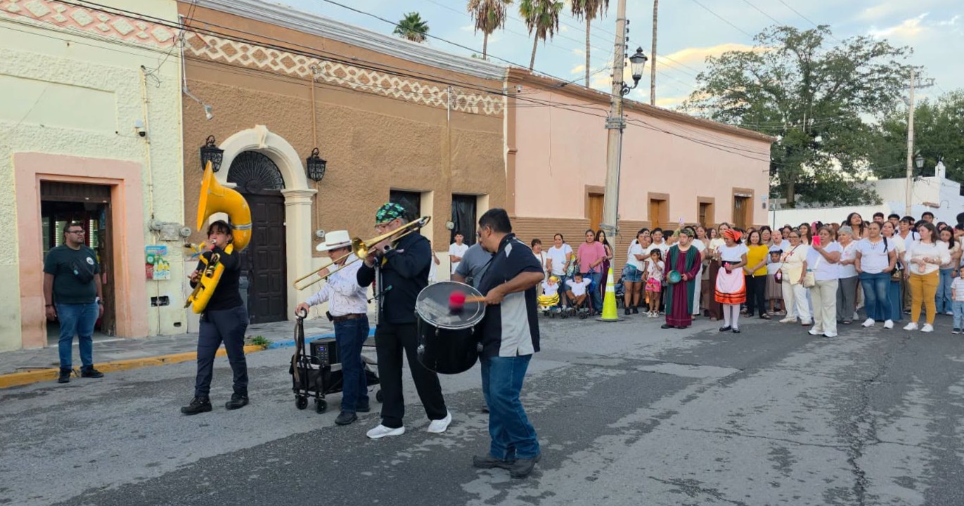 Celebran callejoneada por la inclusión con alumnos del CAM 10 de Parras 