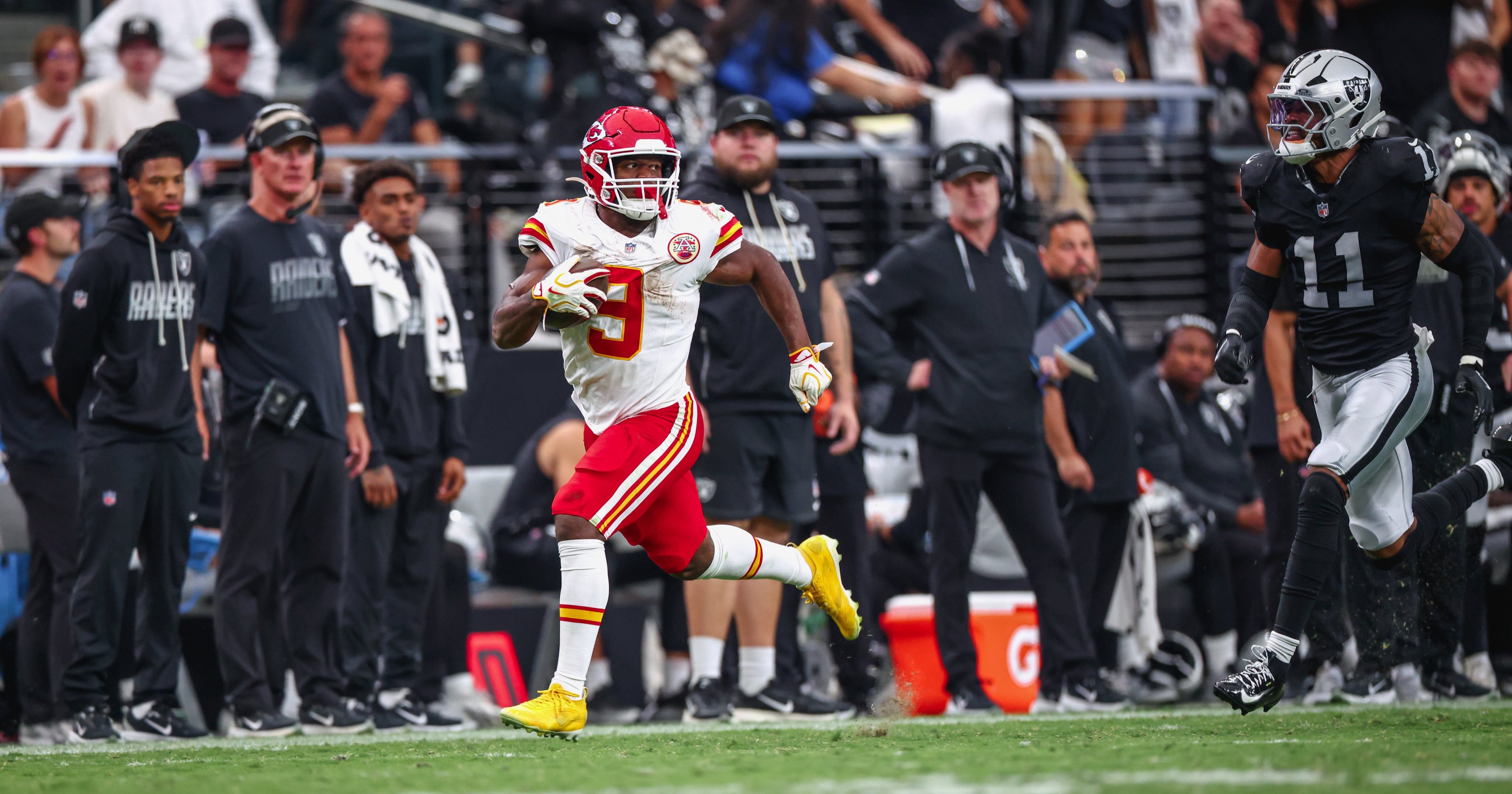 ¡Adiós invicto! Los Chiefs se llevan la victoria 30-27 y frenan a los Raiders en un gran duelo divisional