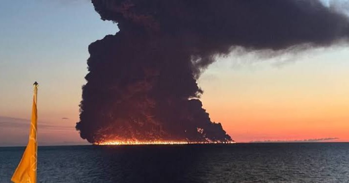 Se incendia petrolero frente a las costas rusas del mar Negro; habría sido atacado por drones ucranianos