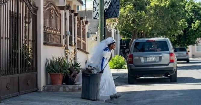Captan a recolector de basura trabajando con vestido blanco en Piedras Negras