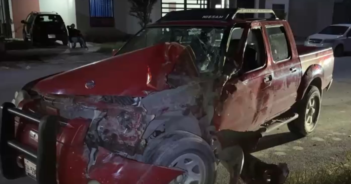 Ebrio destroza su camioneta al chocar contra transporte de personal