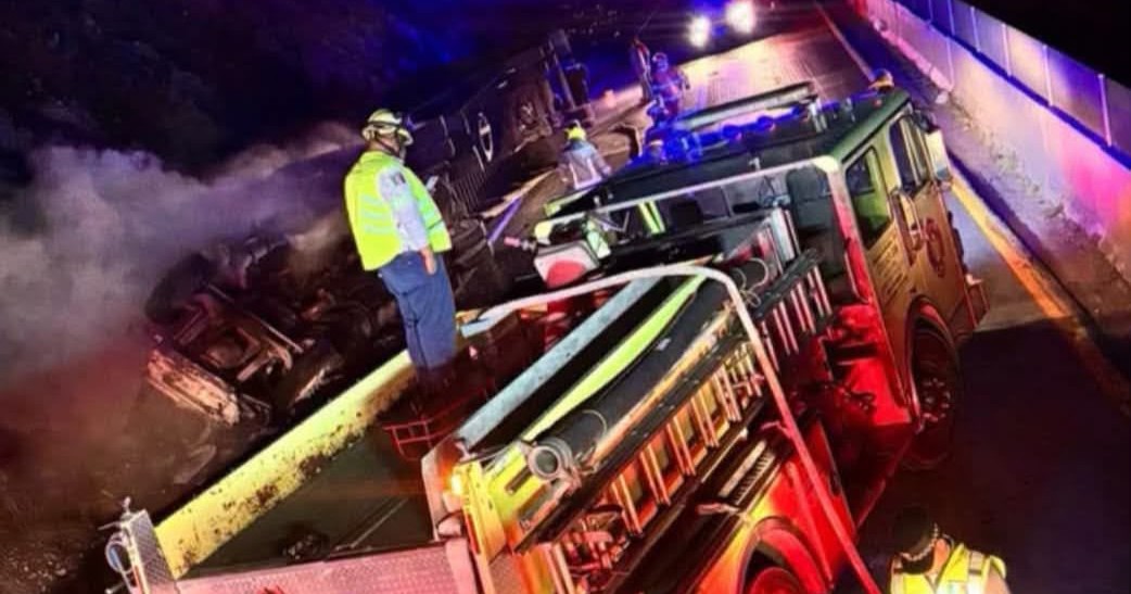 Tráiler vuelca y se incendia en Los Chorros; cierran carretera 57