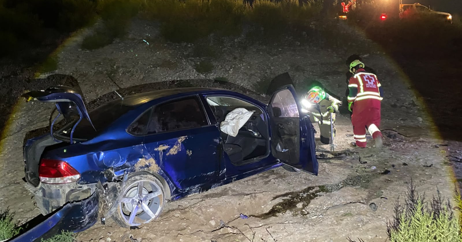 Vuelca en arroyo sobre Nazario Ortiz y abandona su vehículo