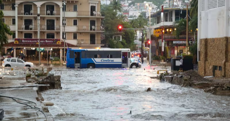 Huracán Simón y tormenta Rachel dejan muertos y daños en el Pacífico mexicano