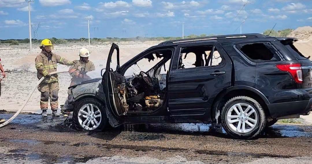 Camioneta se incendia durante viaje familiar 