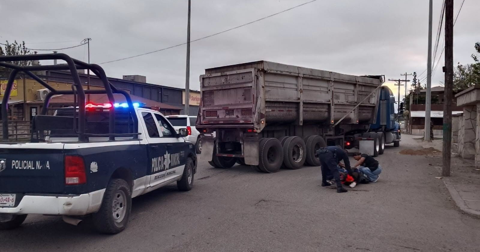 Mujer pierde varios dedos del pie tras ser impactada por tractocamión en Nava