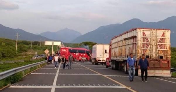 Comunidades indígenas bloquean carretera en Oaxaca