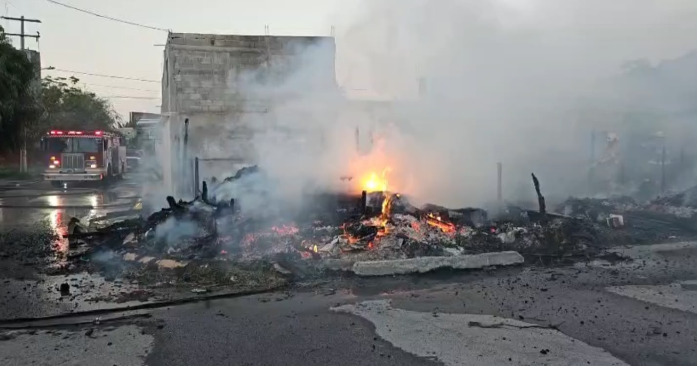 Incendio arrasa con dos viviendas, un tejabán y un vehículo en Arteaga