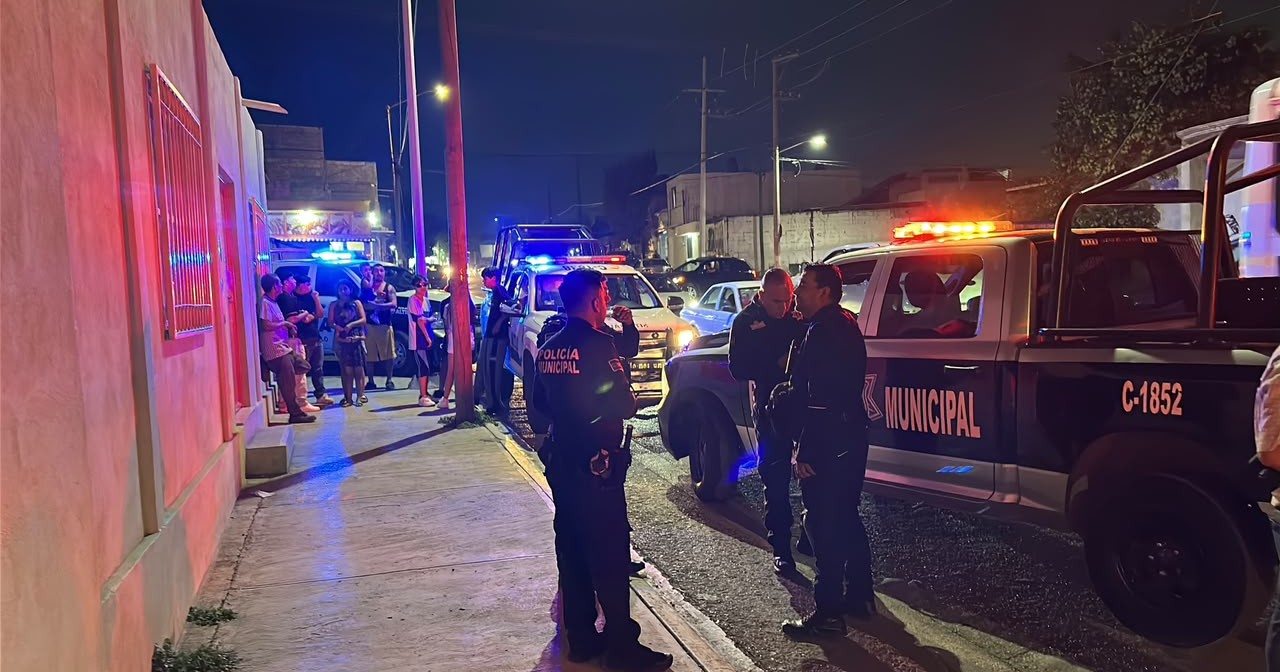 Acusan a extrabajador de robar y lo golpean; detienen al agresor