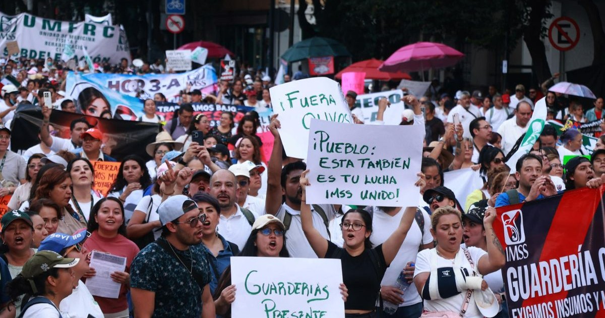 Trabajadores del IMSS bloquean la México-Pachuca y exigen renuncia de líder sindical