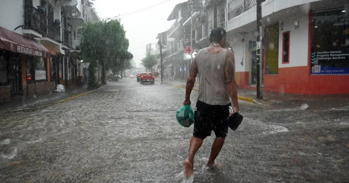 Huracán Trudy alcanza categoría 3; alertan por lluvias intensas en Guerrero y Oaxaca