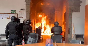 Nueva protesta por el agua en Guadalajara termina en vandalismo e incendio