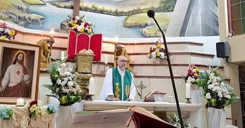 VIDEO: Sacerdote muere al caerle una cruz encima en plena misa en Ecuador