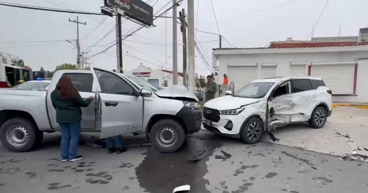 Conductora queda atrapada en camioneta tras choque