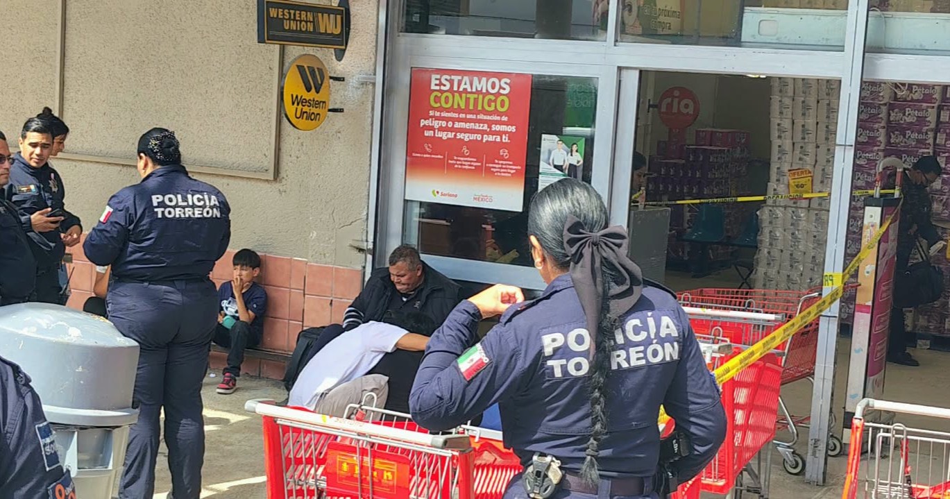Mujer pierde la vida tras desvanecerse afuera de un supermercado en Torreón