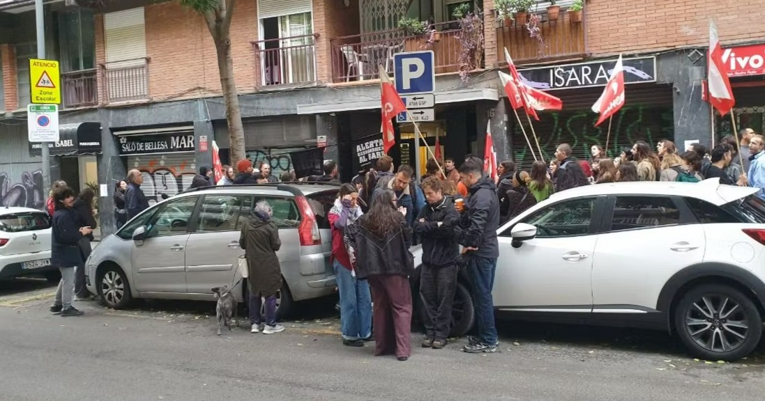 Desalojan a madre y su hijo de nueve años de una vivienda en Barcelona