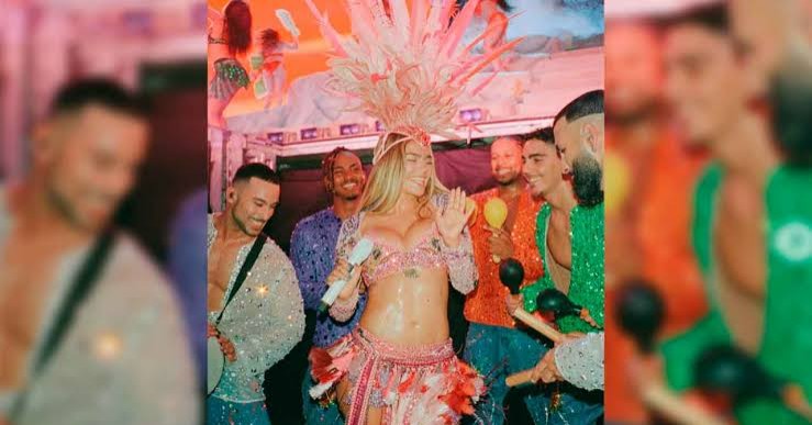 PETA Latino critica a Karol G por presunto uso de plumas reales en sus vestuarios