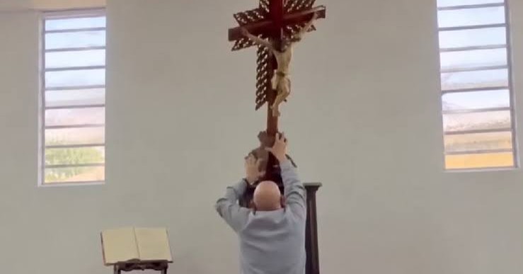 VIDEO: Sacerdote sobrevive a la caída de una cruz en iglesia de Colombia
