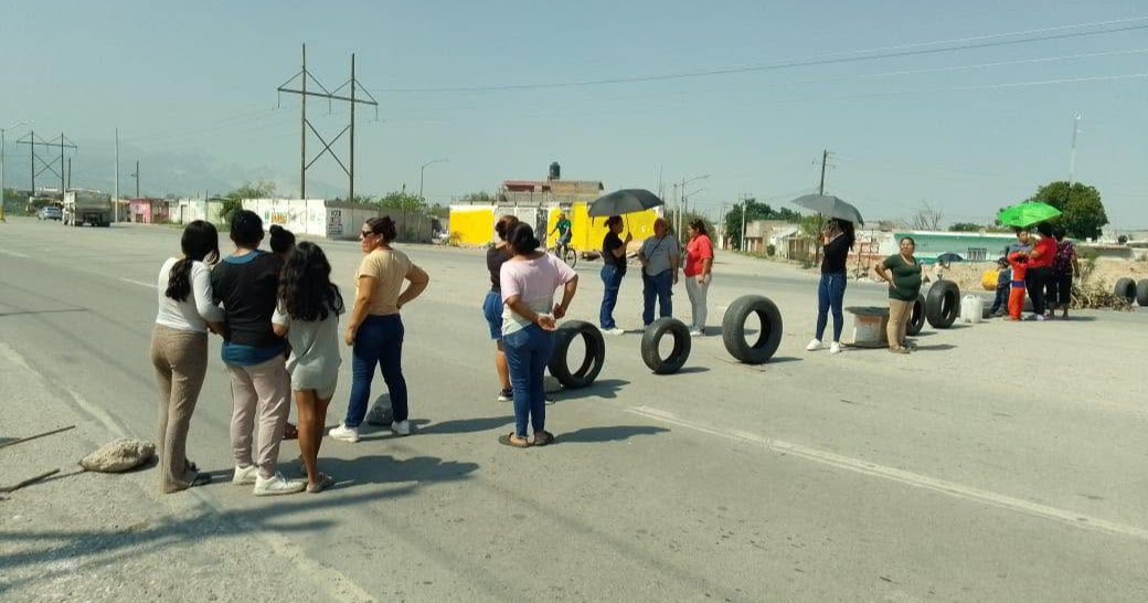 Bloquean vecinas la colonia Luis Donaldo Colosio de Torreón para exigir agua potable