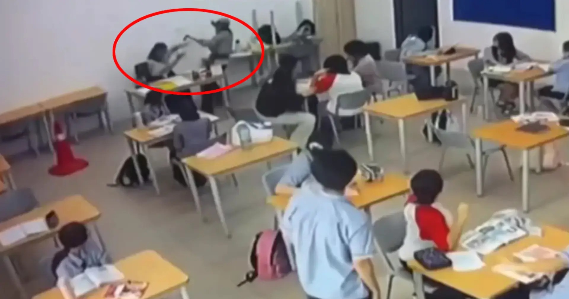 Estudiante ataca con un hacha a maestra en plena clase en Malasia