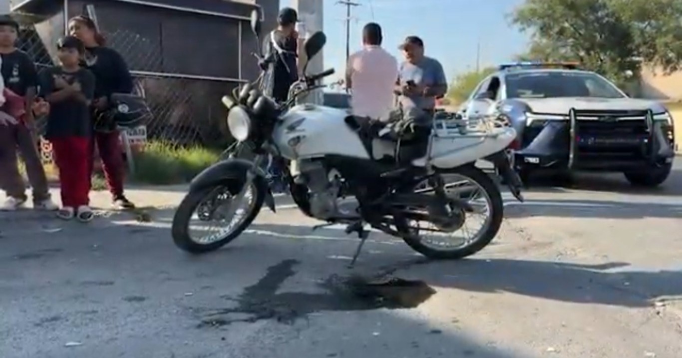 Les quita el paso y derriba a dos motociclistas