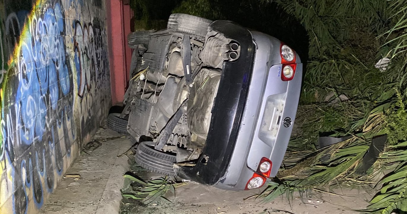 Huye tras chocar taxi y termina volcado al sur de Saltillo