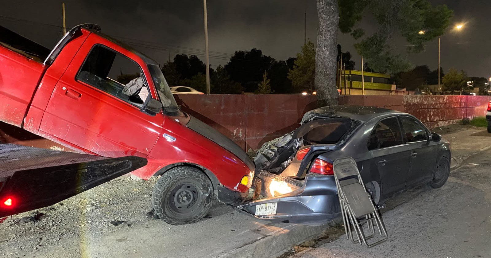 Cae sobre vehículos y abandona su camioneta en la Col. Oceanía