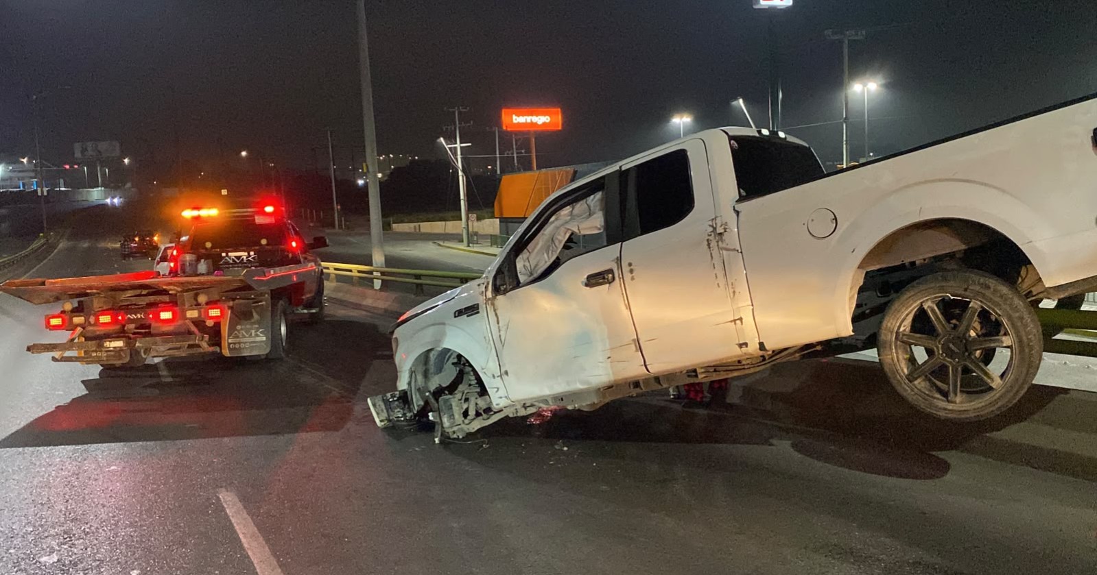 Vuelan camioneta al otro sentido y terminan sobre una barra metálica