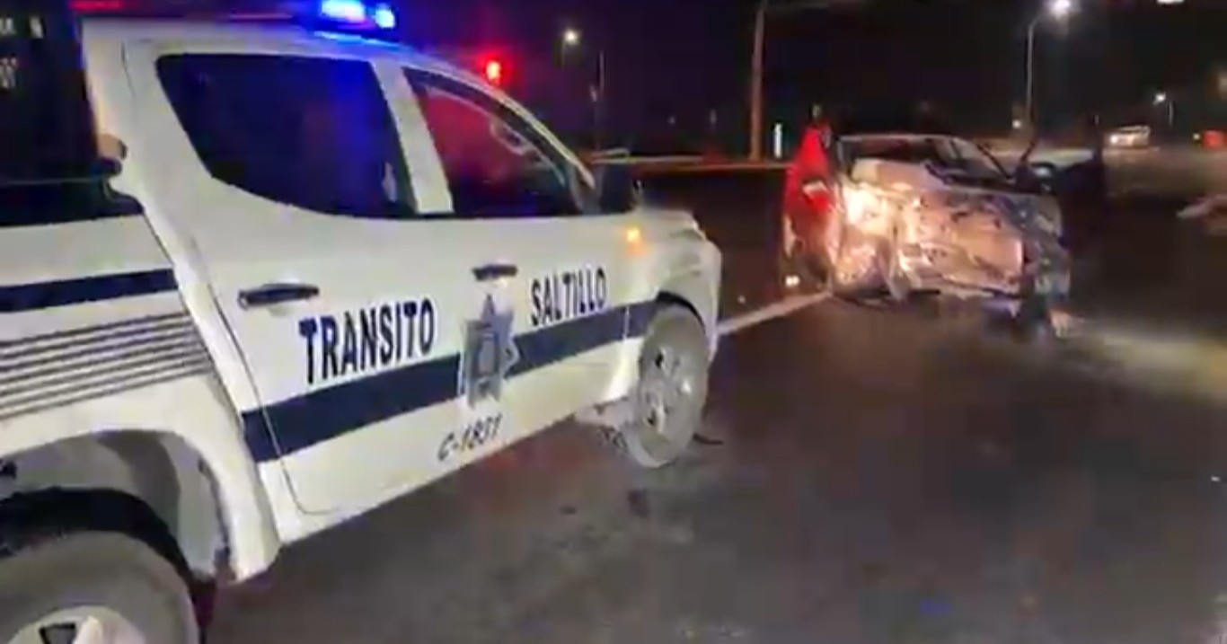 Camioneta se sube al camellón tras chocar contra vehículo