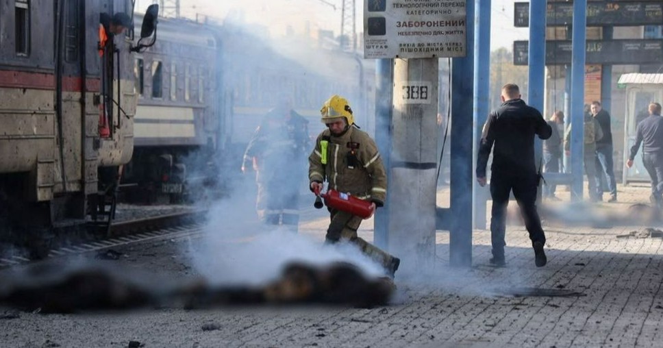 Ataque contra andamio de tren deja 14 fallecidos en Ucrania 