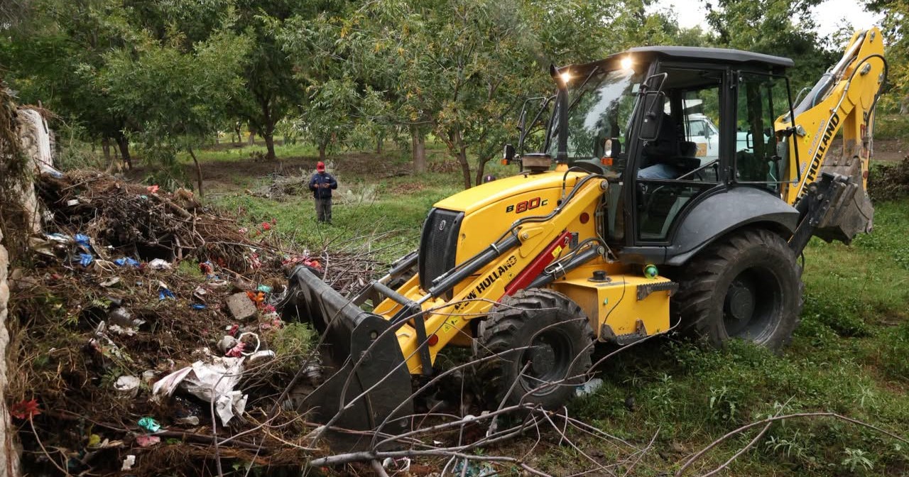 Intensifican labores de limpieza en panteones de Parras ante celebración de Día de Muertos