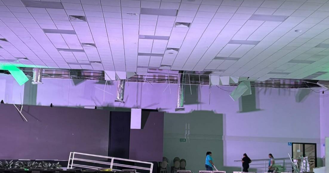 Cae parte del techo del Centro de Convenciones de Torreón durante conferencia