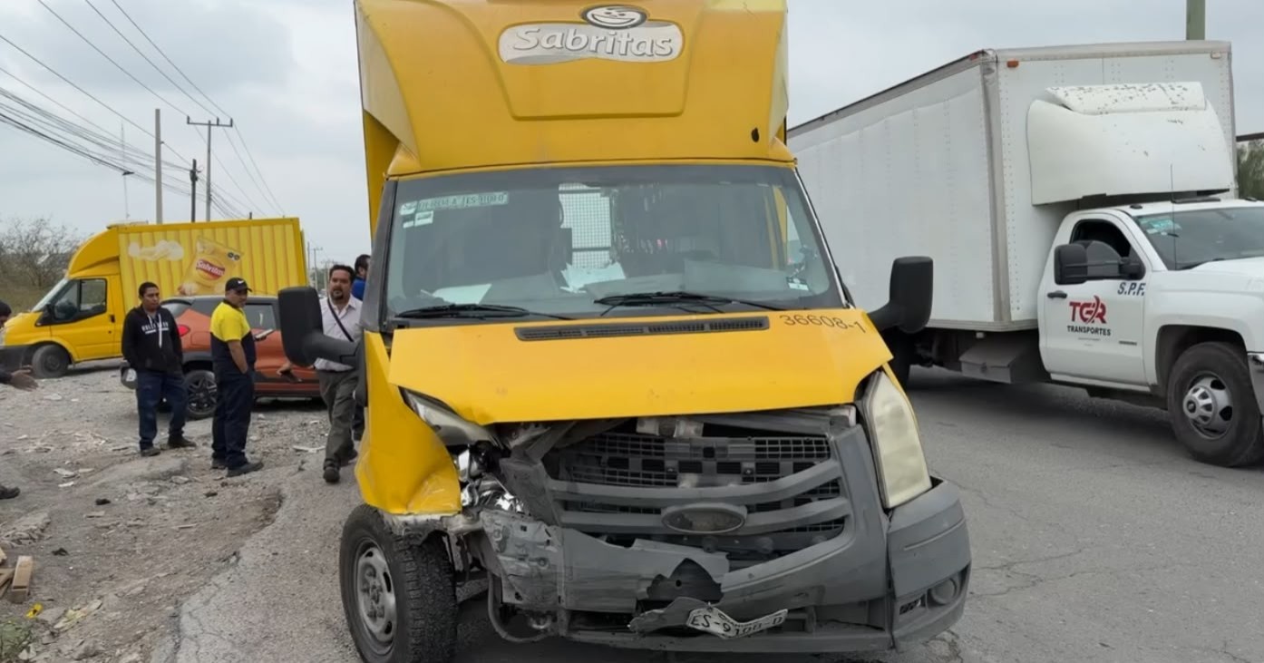Camión de Sabritas choca contra auto familiar en Saltillo