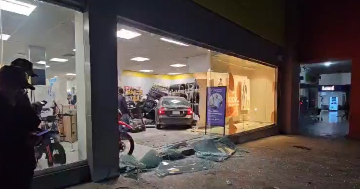 Se mete a tienda departamental con todo y carro