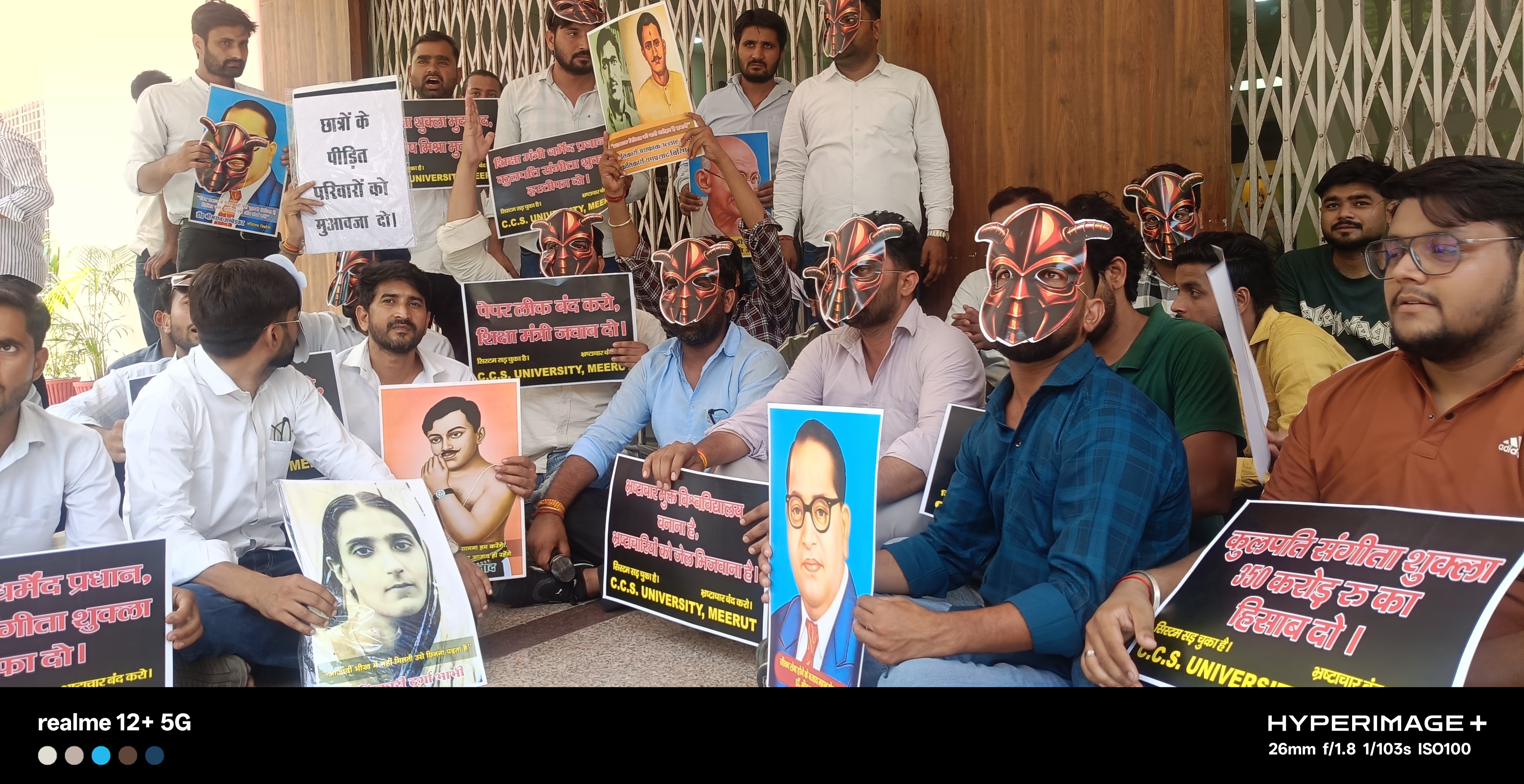 सीसीएसयू में भ्रष्टाचार के विरोध में छात्रों का अनोखा प्रदर्शन, सत्याग्रह की चेतावनी - Media 1